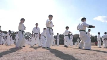 名物の100本突きも　「新春寒稽古」で心技体を鍛える