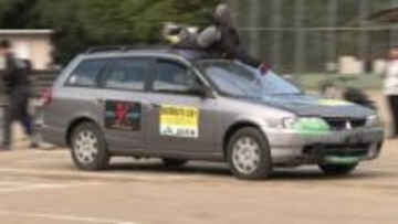 巻き込み事故などを再現　中学生に自転車事故の恐怖を伝える