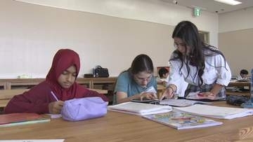 外国にルーツがある子どもの宿題を支援　飯野高校生がボランティア