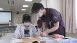 「手術支援ロボットも体験　高校生が医師や看護師など医療の仕事学ぶ」の画像1