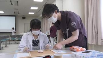 手術支援ロボットも体験　高校生が医師や看護師など医療の仕事学ぶ
