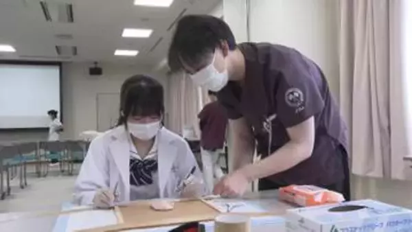 手術支援ロボットも体験　高校生が医師や看護師など医療の仕事学ぶ