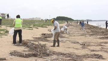 海開き前に海岸美化　白塚海岸で280人がごみ拾い