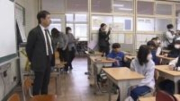 児童が町の魅力を町長に発表