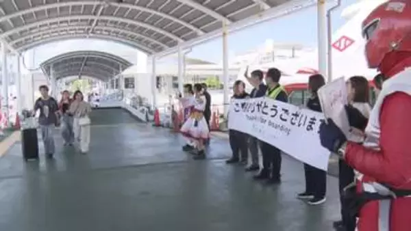 津エアポートラインが船旅PR　津クイーンや知多娘。が乗客出迎え