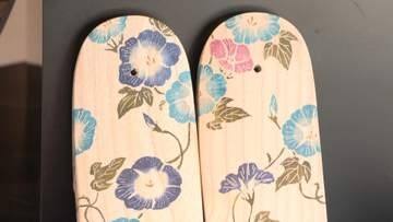 色鮮やかな下駄並ぶ　ろうけつ染め作家が個展
