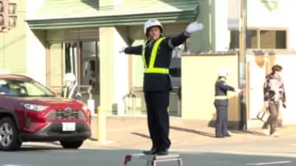 地震発生を想定し　実際の道路で手信号訓練