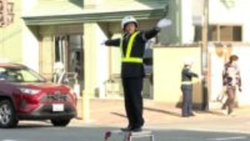 地震発生を想定し　実際の道路で手信号訓練