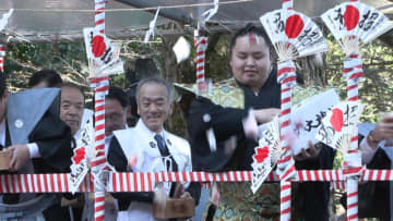 佐渡ヶ嶽親方と琴勝峰関が豆まきに参加　福豆10万袋を豪快に