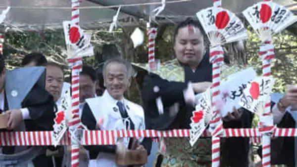 佐渡ヶ嶽親方と琴勝峰関が豆まきに参加　福豆10万袋を豪快に