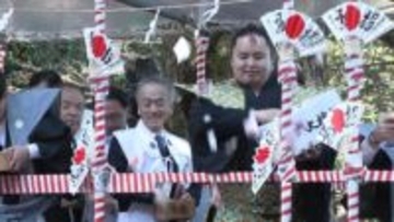 佐渡ヶ嶽親方と琴勝峰関が豆まきに参加　福豆10万袋を豪快に