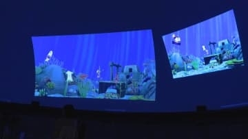 ドームのスクリーンに　子どもたちが描いた絵が泳ぐ