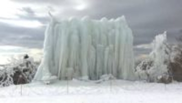 雪不足乗り越えゲレンデオープン　氷瀑と雪景色でにぎわう御在所岳