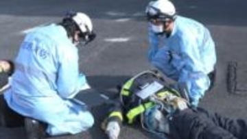 応急処置や救急搬送の手順を確認　大規模事故を想定した救急訓練