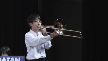 全国から寄附の楽器　中学生がコンサート