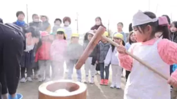 「おもちぺったん」　園児たちが餅つき体験