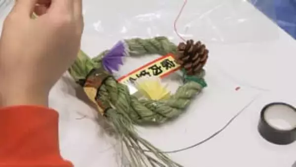 「根元の部分が固くて難しかった」　小学生が正月飾りづくり　三重県総合博物館MieMu