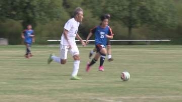 65歳以上と小学生が対戦　最高齢88歳の「蹴老サッカー大会」