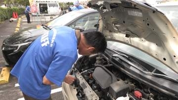 津市のショッピングセンターで自家用車を無料点検　整備士約20人が参加