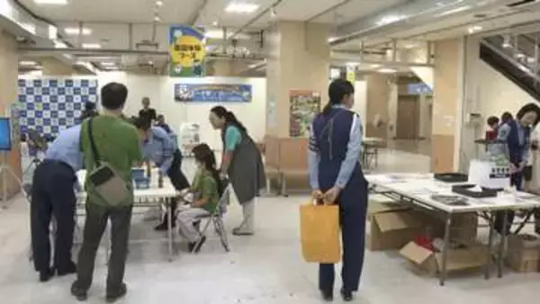 警察官になりきって交通安全学ぶ　津市の百貨店で子ども向けイベント