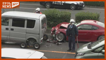 【事故の瞬間】信号待ちの車に猛スピードで突っ込む 通勤時間帯で周辺は渋滞 <仙台市>