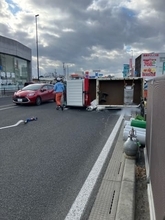 【速報】乗用車と衝突しトラックが“横転”、2人けが（仙台市宮城野区・国道45号）
