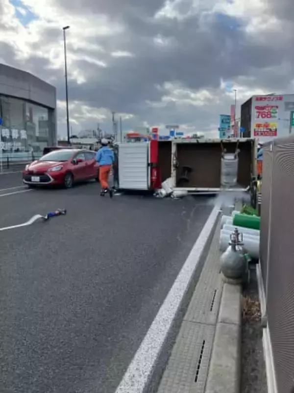 【速報】乗用車と衝突しトラックが“横転”、2人けが（仙台市宮城野区・国道45号）