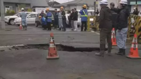 仙石線の踏切近くの道路に陥没…一時車もハマり仙石線で運転見合わせ（矢本～石巻駅間）
