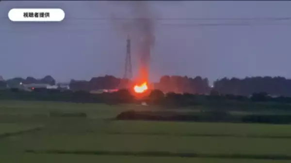 【速報】赤い炎と黒煙が…　東松島市で倉庫が燃える火事 消防が消火活動中