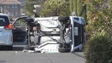 軽乗用車“横転”…交差点で車同士の衝突事故、男女合わせて3人けが（仙台市青葉区錦が丘）