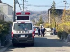 交差点で車同士が衝突…軽乗用車“横転”、男女合わせて3人けが（仙台市青葉区錦が丘）