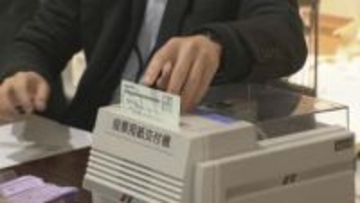 石川県内では雪が降る中で衆議院議員総選挙の投票始まる