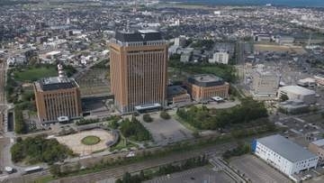 公務員のボーナス支給 3月就任の知事に規定額の3割の98万9625円が支給 県職員の平均80万8000円