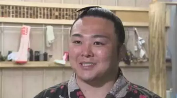 勝ち越しに王手の炎鵬は足踏み、単独トップ・風賢央に押し倒され7勝4敗 大相撲夏場所11日目