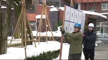 異例の短期決戦 選挙管理委員会も急ピッチ 公示４日前、ポスター掲示板を設置