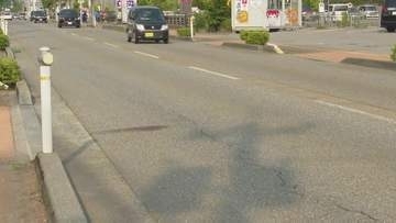 自転車に乗り道路を横断していた高齢の女性がトラックにはねられ死亡 石川・能美市