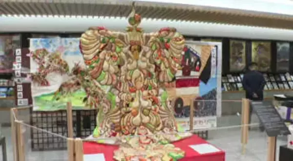 能登半島地震や奥能登豪雨で被災した着物の帯を使った「復興のオブジェ」JR金沢駅に展示 「風化させないように」