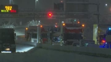 福井・敦賀市の国道8号 大型車など多数立ち往生 解消めど立たず