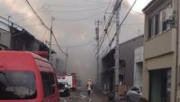 石川・小松市の住宅密集地で火事 複数建物に延焼 住民男性は無事