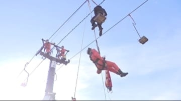 リフトが緊急停止し乗客が取り残されたら… 金沢・医王山スキー場で合同救助訓練