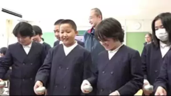 万博「ふしぎな石ころエコーブ」手に取って錯覚を覚える 石川・穴水小学校で出前授業