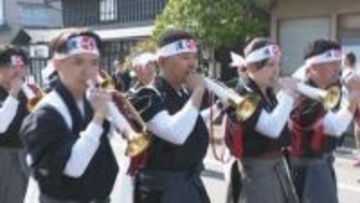 響く軍隊ラッパと若衆の熱気　石川県白山市の藤塚神社で伝統の「おかえり祭り」始まる