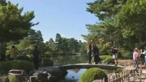 旧盆に「兼六園」無料開園始まる 厳しい暑さに涼を求めて 日本最古の噴水