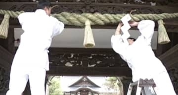 新年を迎える準備整う 石川県金沢市の尾山神社でしめ縄取り替え 「清々しい気持ちで新年を迎えて」 午年にちなんでポニーの出迎えも予定