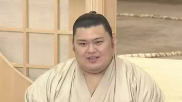 勝ち越しへ執念の浴びせ倒し 横綱・大の里が6勝4敗に 大相撲名古屋場所10日目