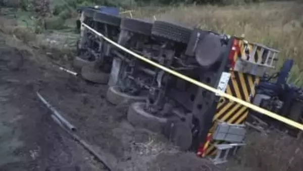 クレーン車横転で水道管が破損 周辺住宅で断水 石川・穴水町の国道249号