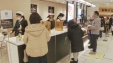 「買い求める長い列」ホワイトデー商戦・話題のチーズ菓子専門店が期間限定出店