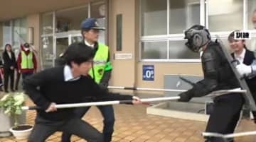 「子どもたちを守れ！」 小学校に不審者侵入を想定 地域一体で対応訓練 石川・金沢市