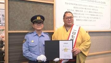 大相撲十両の輝関が七尾警察署の一日署長に 地元スーパーで特殊詐欺防止呼びかけ
