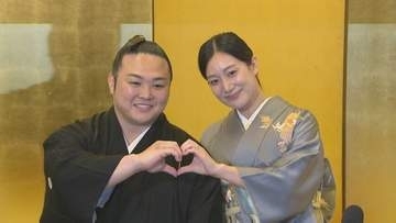 十両・炎鵬が“金星” 妻・美希さんと会見し結婚発表 「お願いします」のプロポーズをいなされるも左手への指輪が入り“押し出し”で成就